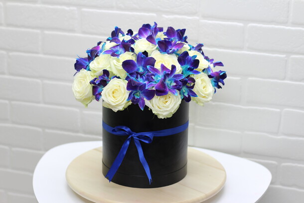 19 белые розы с дендробиумом в коробке, артикул F24453 - 8300 рублей, доставка по городу. Flawery - доставка цветов