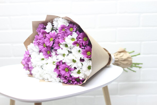 Букет из 15 хризантем кустовых, артикул F25496 - 6100 рублей, доставка по городу. Flawery - доставка цветов