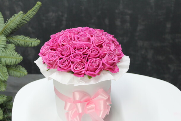 29 роз в шляпной коробке, артикул F25499 - 6800 рублей, доставка по городу. Flawery - доставка цветов