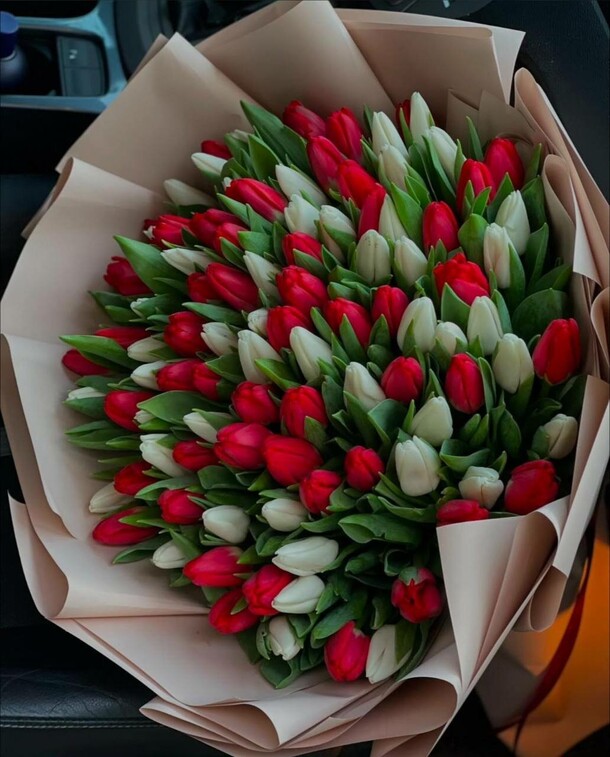 Букет из 101 тюльпанов, артикул F27060 - 21000 рублей, доставка по городу. Flawery - доставка цветов