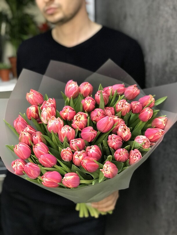 Букет из 49 тюльпанов, артикул F27061 - 11000 рублей, доставка по городу. Flawery - доставка цветов