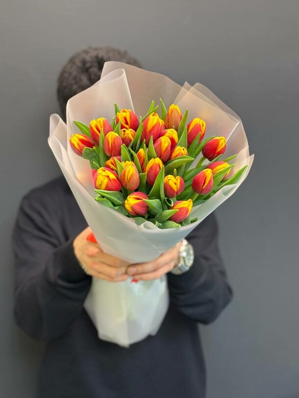 Букет из 29 тюльпанов, артикул F27069 - 7000 рублей, доставка по городу. Flawery - доставка цветов