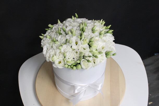 19 лизиантус (эустома)  в коробке 🤍🤍🤍🤍🎁, артикул F27073 - 10500 рублей, доставка по городу. Flawery - доставка цветов