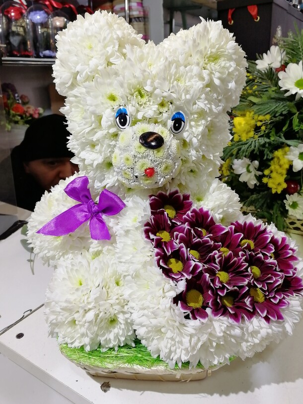 Мишка их живых цветов, артикул F27095 - 16500 рублей, доставка по городу. Flawery - доставка цветов