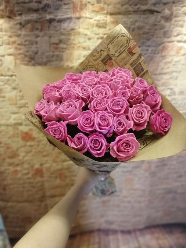 Букет из 35 роз, артикул F27098 - 6900 рублей, доставка по городу. Flawery - доставка цветов