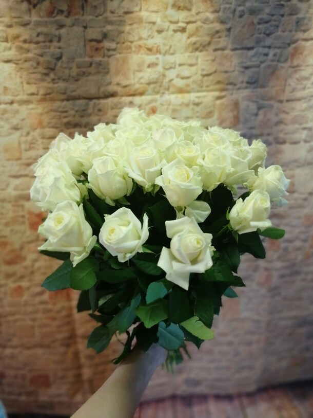 Букет из 31 роз в ленте, артикул F27100 - 6300 рублей, доставка по городу. Flawery - доставка цветов