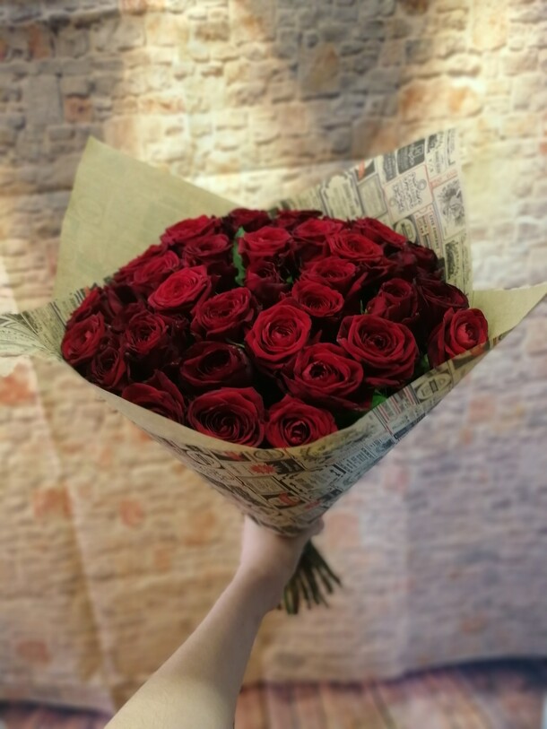 Букет из 35 роз в крафте, артикул F27101 - 6000 рублей, доставка по городу. Flawery - доставка цветов