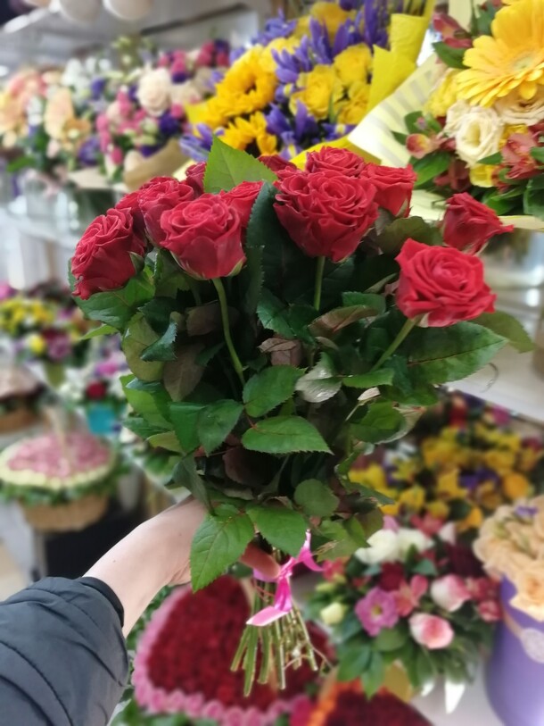 Букет из 19 роз эльтора, артикул F27102 - 4700 рублей, доставка по городу. Flawery - доставка цветов