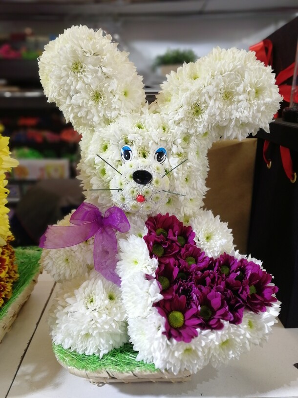 Зайчик из живых цветов, артикул F27105 - 16500 рублей, доставка по городу. Flawery - доставка цветов