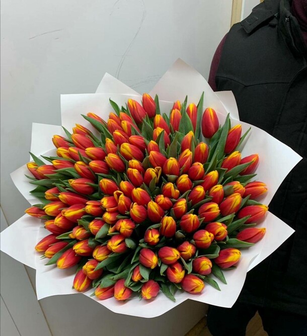 Букет из 101 тюльпанов, артикул F27108 - 21000 рублей, доставка по городу. Flawery - доставка цветов