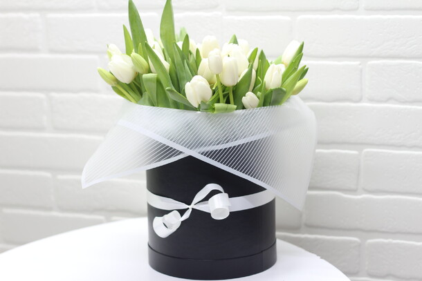 Букет из 51 тюльпанов в коробке, артикул F27110 - 13000 рублей, доставка по городу. Flawery - доставка цветов