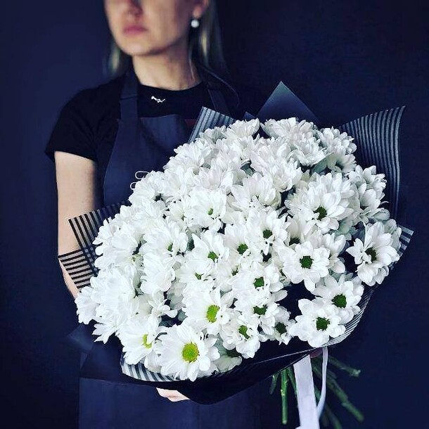 Шикарный букет!!! из ромашковых хризантем, артикул F27705 - 6100 рублей, доставка по городу. Flawery - доставка цветов