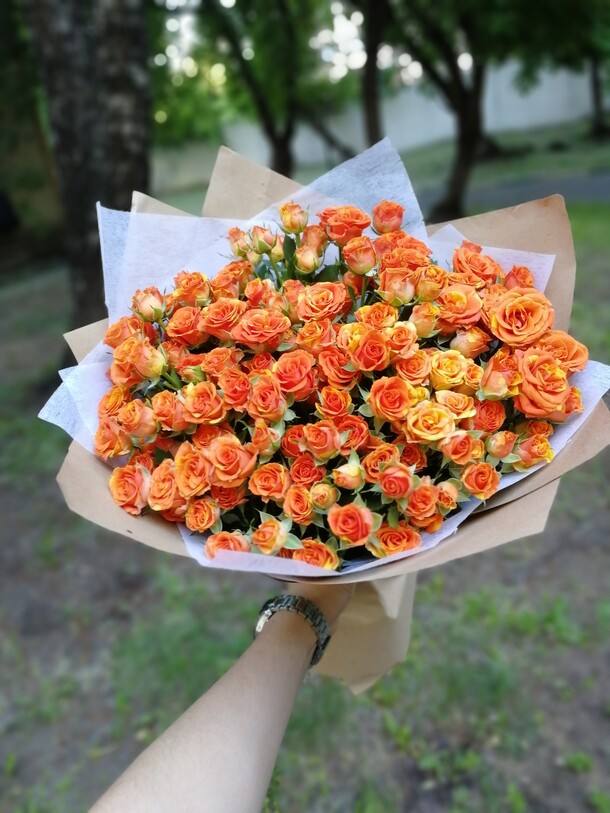 Букеты из 29 кустовых роз, артикул F59404 - 11000 рублей, доставка по городу. Flawery - доставка цветов