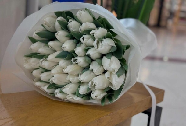 Букет из 51 тюльпанов, артикул F73843 - 11000 рублей, доставка по городу. Flawery - доставка цветов