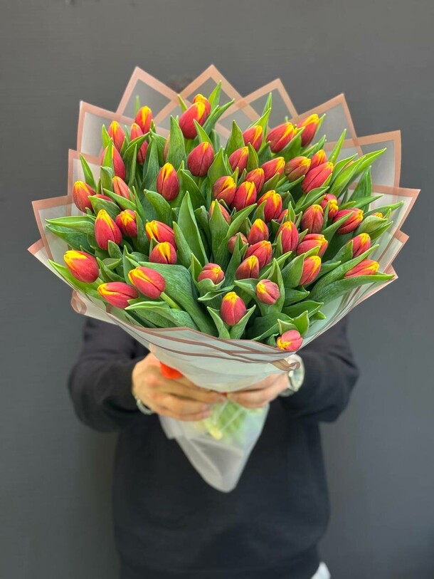 Букет из 49 тюльпанов, артикул F73848 - 11000 рублей, доставка по городу. Flawery - доставка цветов