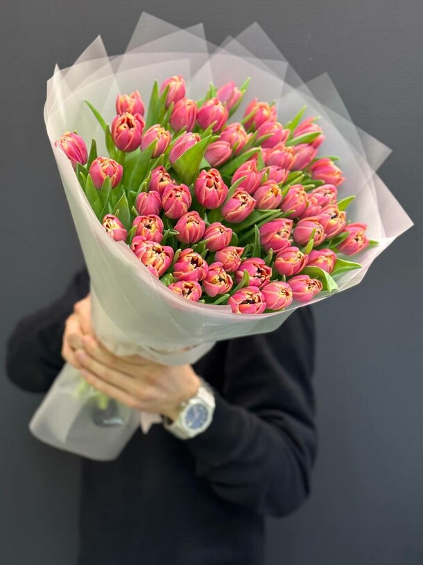 Букет 51 тюльпанов, артикул F73851 - 11500 рублей, доставка по городу. Flawery - доставка цветов