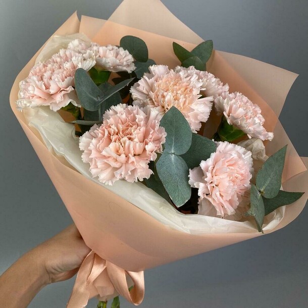 Букет из 7 диантусов брют и эвкалипта, артикул F1094228 - 2820 рублей, доставка по городу. Flawery - доставка цветов