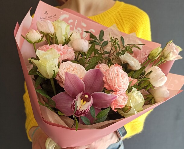 Букет "леди" из орхидеи, роз, эустомы и диантусов, артикул F1115081 - 5620 рублей, доставка по городу. Flawery - доставка цветов