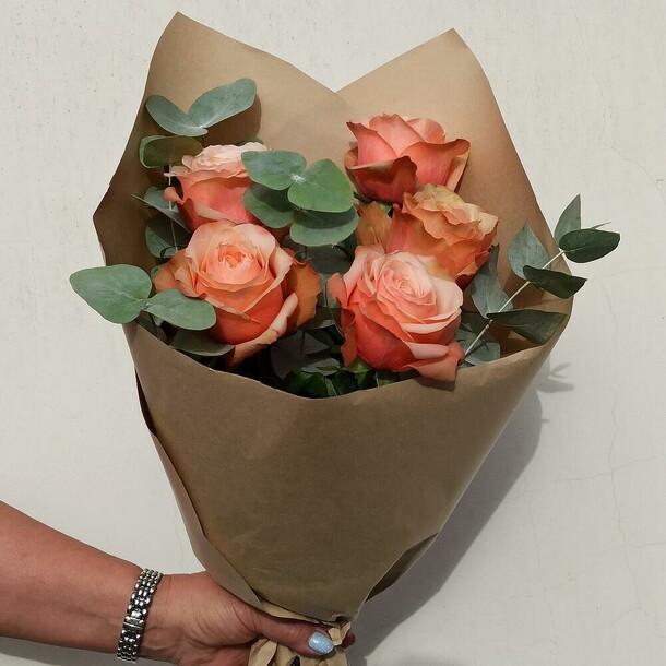 Букет из 5 персиковых роз и эвкалипта, артикул F1171602 - 3320 рублей, доставка по городу. Flawery - доставка цветов