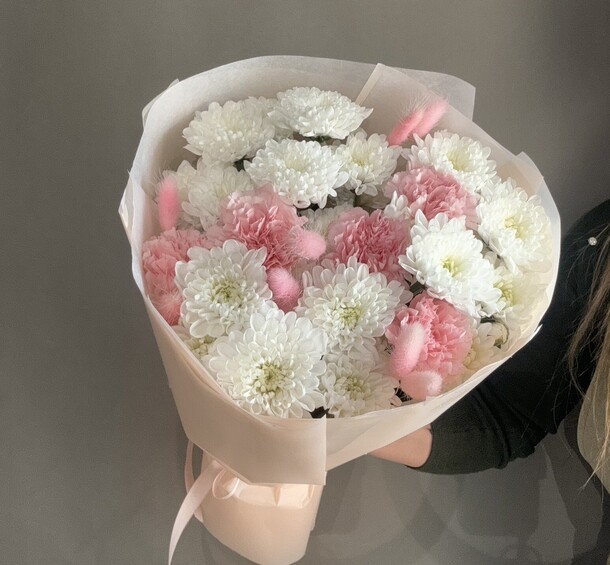 Хризантема кустовая с лагурусом, артикул F1324453 - 2561 рублей, доставка по городу. Flawery - доставка цветов