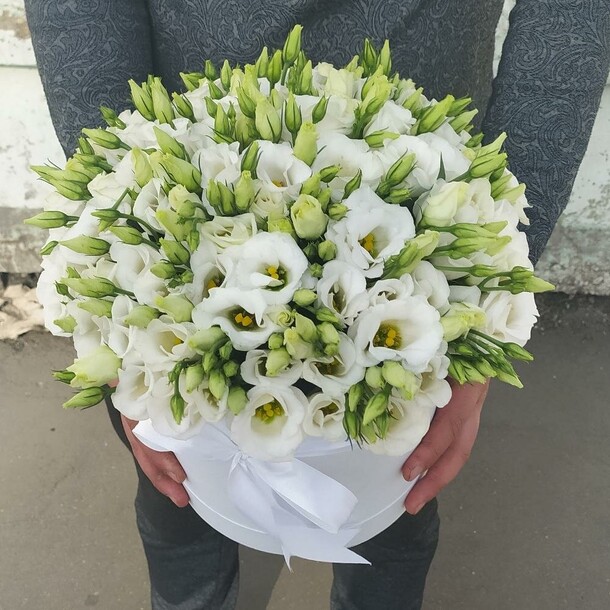 Белая эустома в коробке, артикул F1534508 - 6200 рублей, доставка по городу. Flawery - доставка цветов