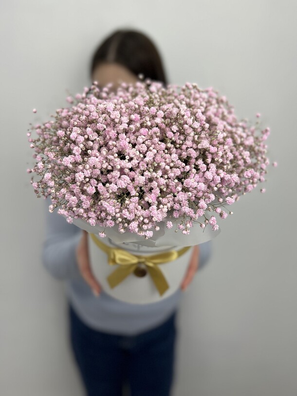 Коробка из розовой гипсофилы, артикул F1162360 - 3890 рублей, доставка по городу. Flawery - доставка цветов