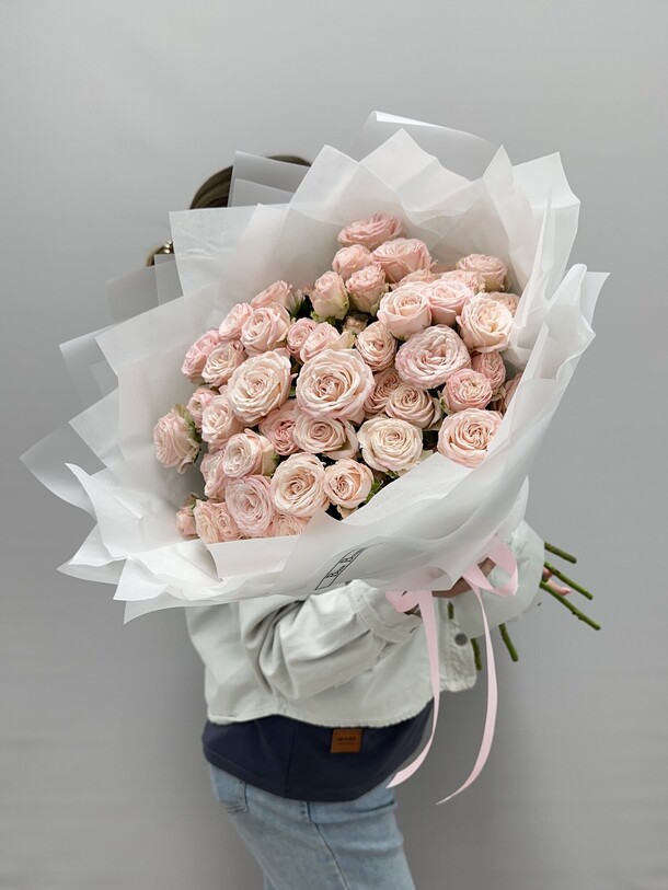 Моно букет из кустовых роз, артикул F1334522 - 9350 рублей, доставка по городу. Flawery - доставка цветов