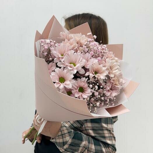 Букет из кустовых хризантем пудрового цвета, артикул F1341354 - 2790 рублей, доставка по городу. Flawery - доставка цветов
