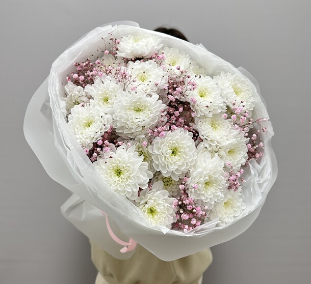 Букет из белоснежных хризантем и гипсофилы, артикул F1355101 - 4590 рублей, доставка по городу. Flawery - доставка цветов