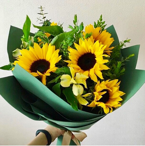 Букет с подсолнухами, артикул F1094053 - 5807 рублей, доставка по городу. Flawery - доставка цветов