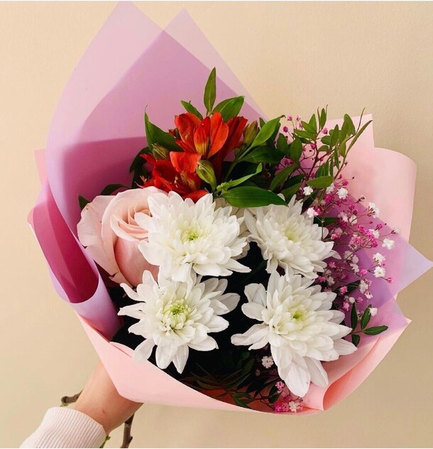 Букет с хризантемой, артикул F1094079 - 2165 рублей, доставка по городу. Flawery - доставка цветов