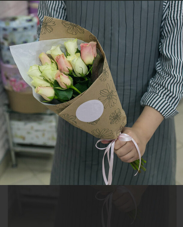 Комплимент из 11 роз, артикул F1094084 - 2883 рублей, доставка по городу. Flawery - доставка цветов