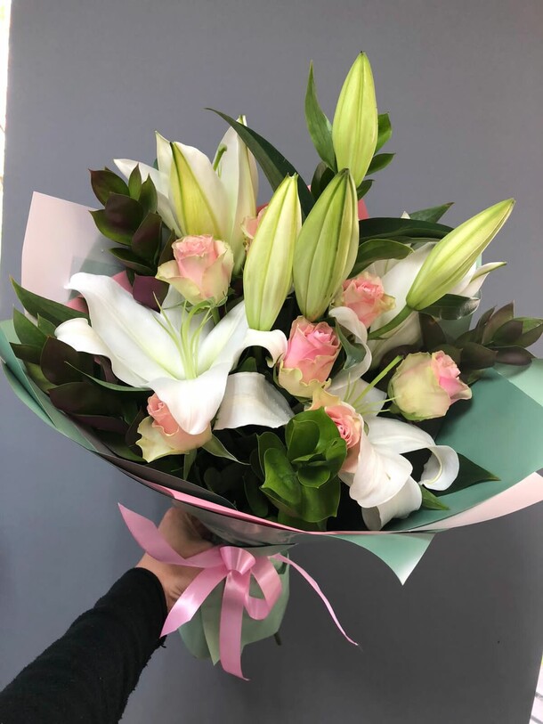 Букет с лилиями, артикул F1094328 - 5418 рублей, доставка по городу. Flawery - доставка цветов