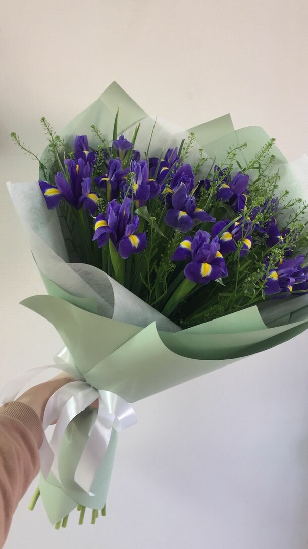 Букет с ирисами, артикул F1103044 - 5807 рублей, доставка по городу. Flawery - доставка цветов