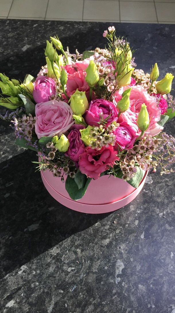 Розовые розы в коробке, артикул F1121619 - 6291 рублей, доставка по городу. Flawery - доставка цветов