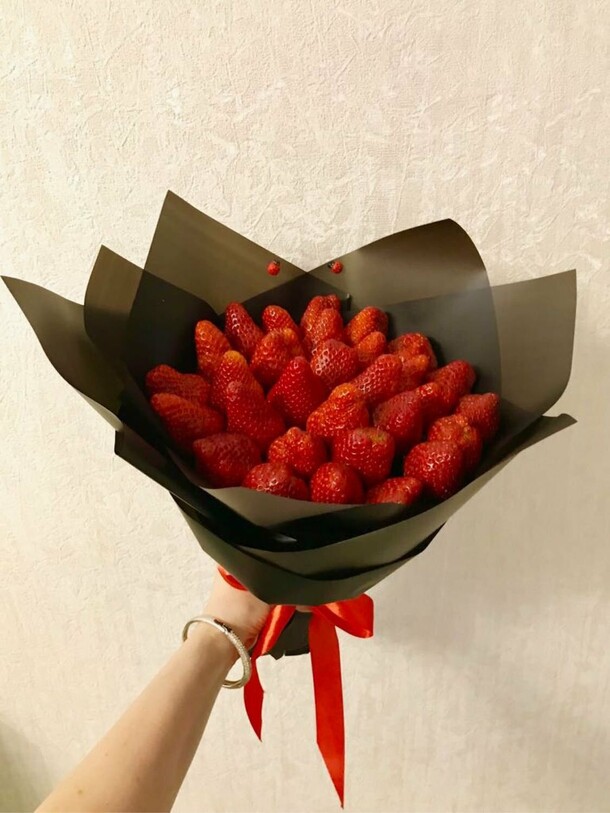 Букет из клубники, артикул F1129482 - 4827 рублей, доставка по городу. Flawery - доставка цветов