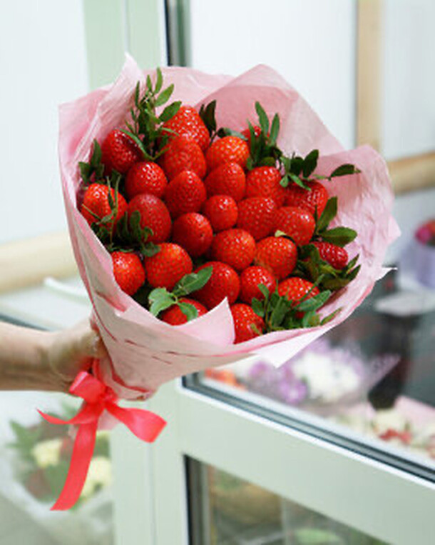 Букет из клубники, артикул F1176796 - 5313 рублей, доставка по городу. Flawery - доставка цветов