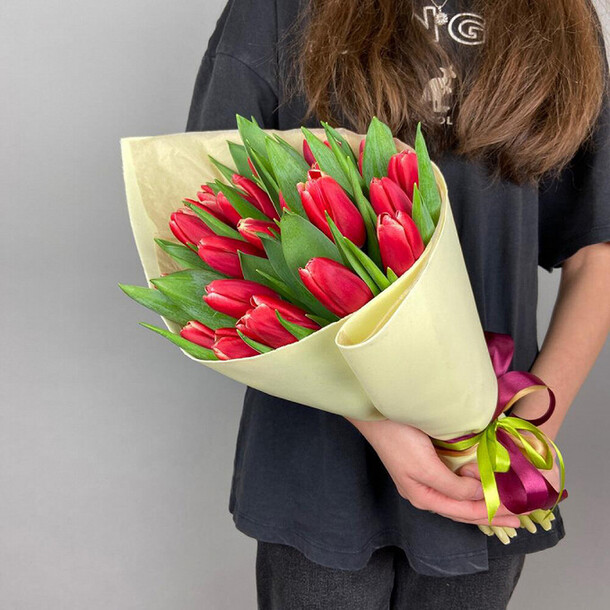 Букет из 21 тюльпана, артикул F1177351 - 8656 рублей, доставка по городу. Flawery - доставка цветов