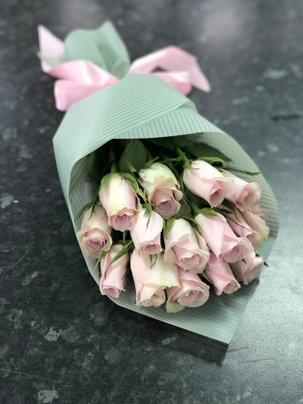 Букет из 15 роз, артикул F1184151 - 2665 рублей, доставка по городу. Flawery - доставка цветов