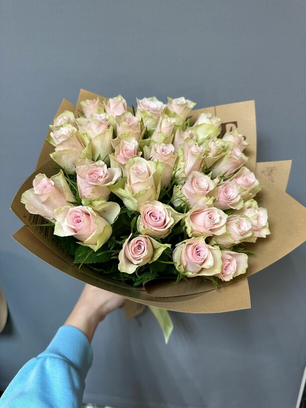 Букет из 31 розы, артикул F1249375 - 5682 рублей, доставка по городу. Flawery - доставка цветов