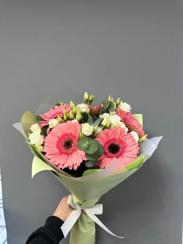 Букет с герберами, артикул F1249428 - 6471 рублей, доставка по городу. Flawery - доставка цветов