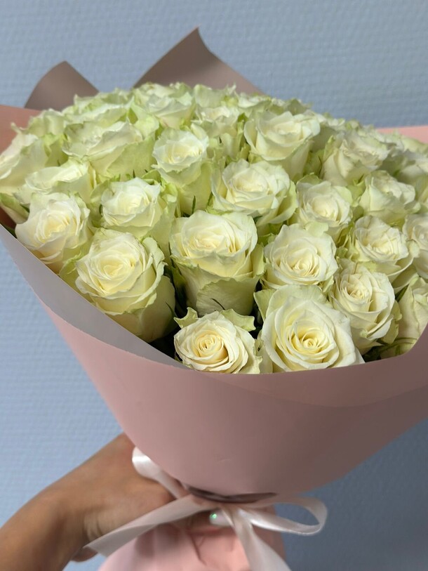 Букет из 51 белой розы, артикул F1300785 - 7306 рублей, доставка по городу. Flawery - доставка цветов