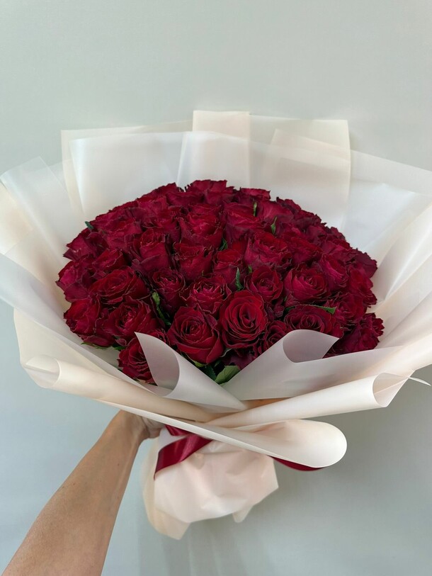Букет из 51 розы, артикул F1300788 - 8770 рублей, доставка по городу. Flawery - доставка цветов