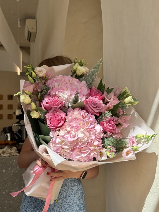 Букет с гортензиями, артикул F1320211 - 10050 рублей, доставка по городу. Flawery - доставка цветов