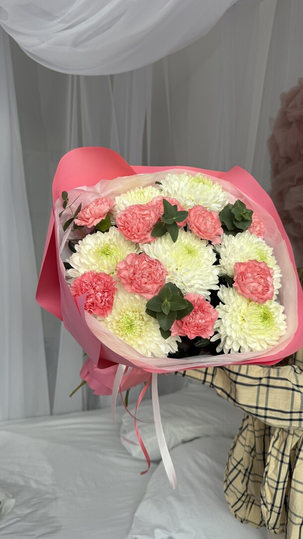 Букет из хризантемы и диантуса, артикул F1395001 - 10102 рублей, доставка по городу. Flawery - доставка цветов