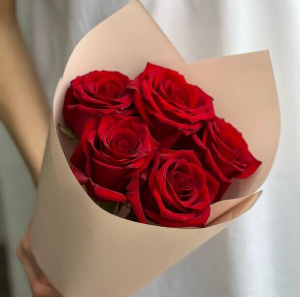 Букет из 5 красных роз, артикул F1406652 - 2489 рублей, доставка по городу. Flawery - доставка цветов