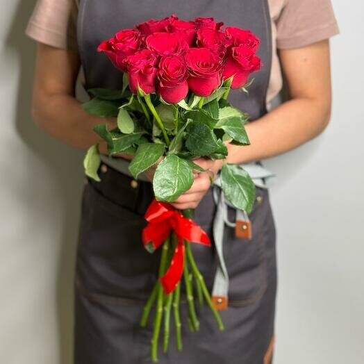 11 красных роз 50 см, артикул F1193570 - 3199 рублей, доставка по городу. Flawery - доставка цветов