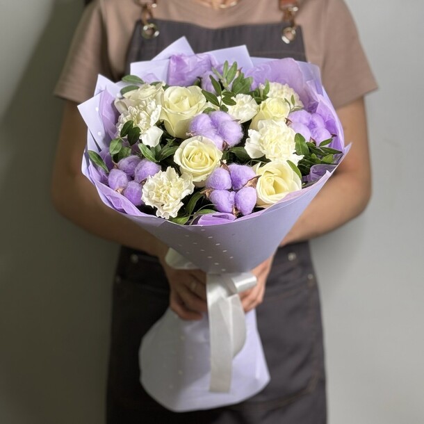 Букет из хлопка, белых роз и диантуса, артикул F1386769 - 3658 рублей, доставка по городу. Flawery - доставка цветов