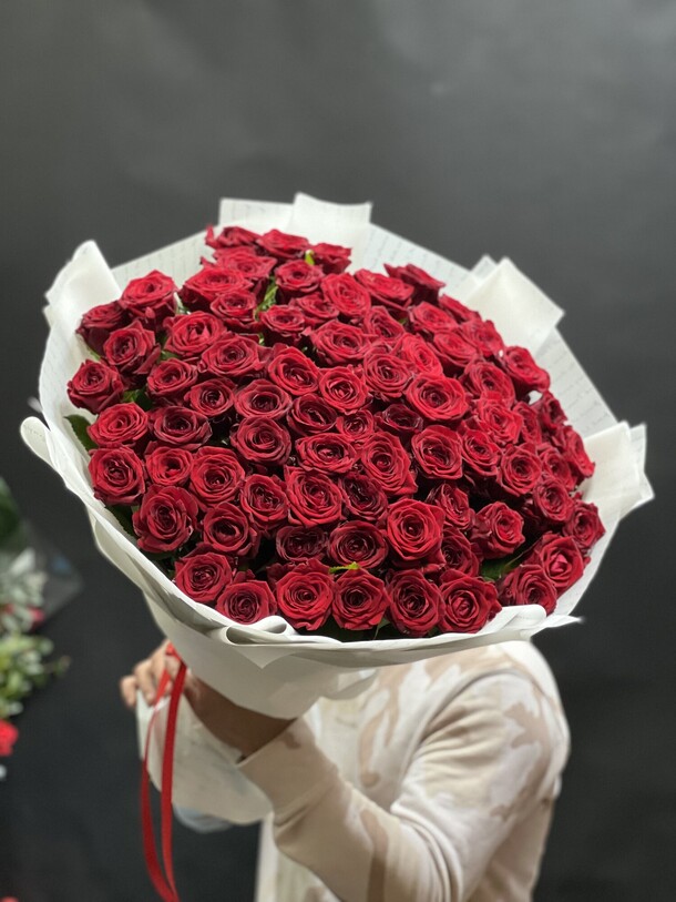 Букет из 71 розы, артикул F1104431 - 16669 рублей, доставка по городу. Flawery - доставка цветов