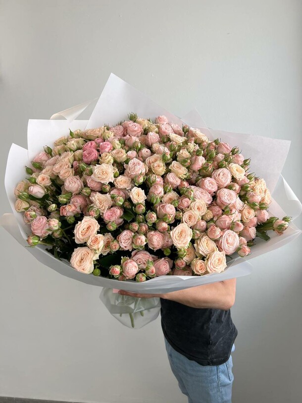 Букет из 51 кустовых роз, артикул F1131789 - 37088 рублей, доставка по городу. Flawery - доставка цветов